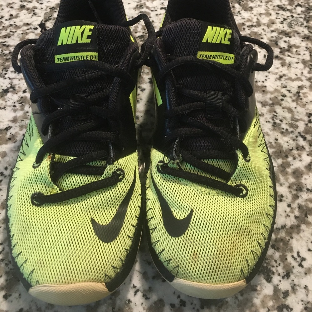 NIKE TEAM HUSTLE D7 Size 4Y